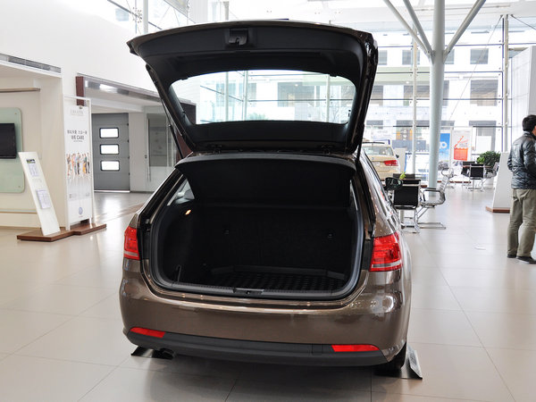 上海大众 1.6l 自动 后备箱整体特写