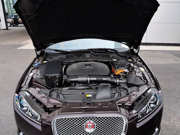 捷豹  xf 2.0t 发动机局部特写