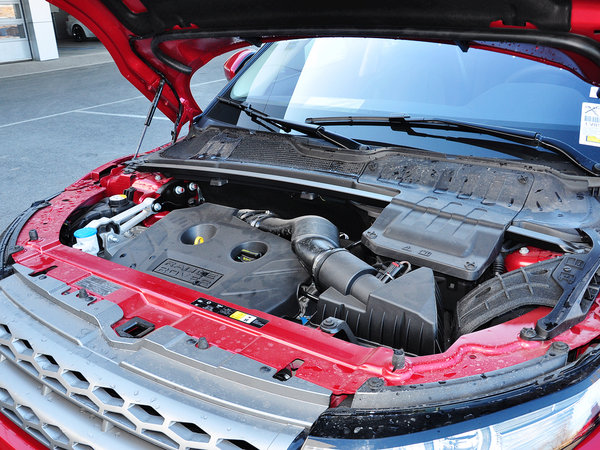 路虎  2.0t 发动机主体特写