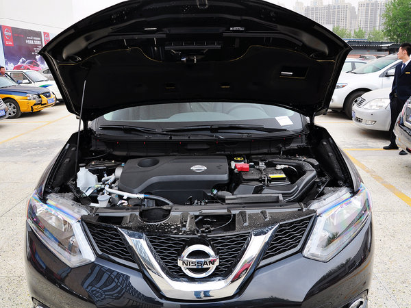 东风日产  2.5l xl cvt 发动机局部特写