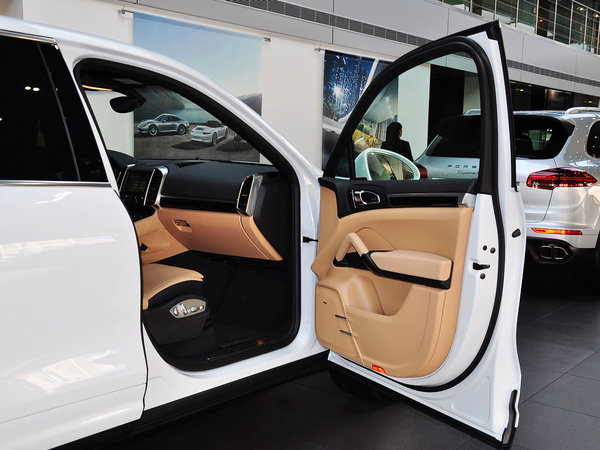 16款加版保时捷卡宴高颜值跑车配置解析