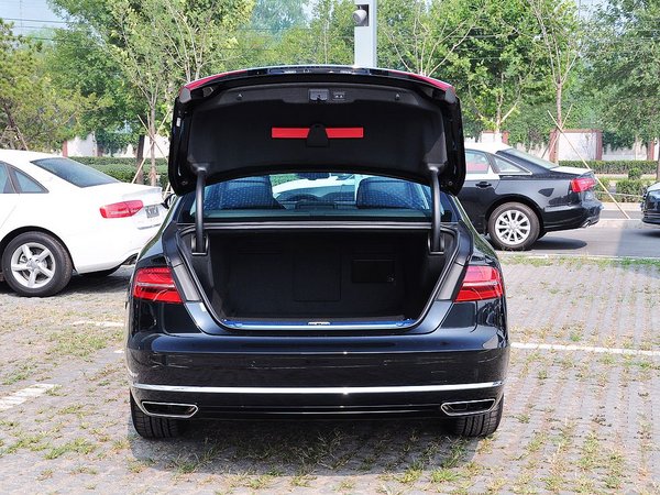 奥迪a8l全铝车身 豪降30万感受w12强动力