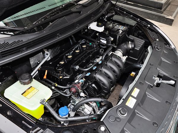 东风风神  1.5l 手动 发动机主体特写