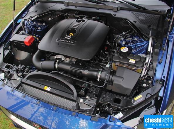 捷豹2.0t 发动机局部特写
