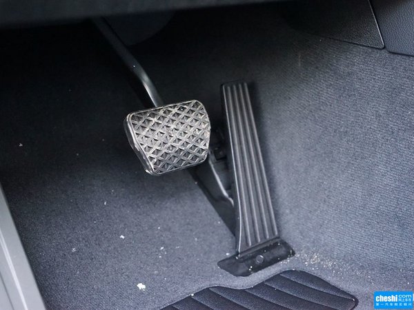 华晨宝马  320i 油门脚踏板特写