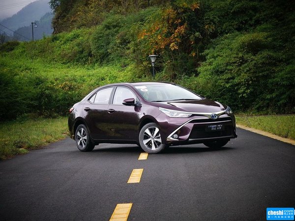 广汽丰田  雷凌 双擎1.8h gs cvt精英版 车辆右侧45度角