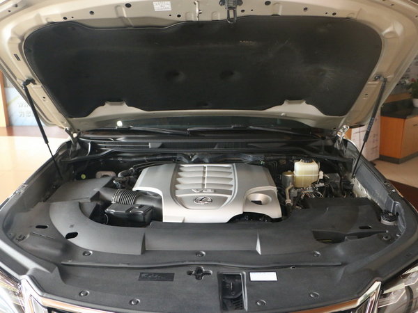 雷克萨斯  lx 570 发动机舱