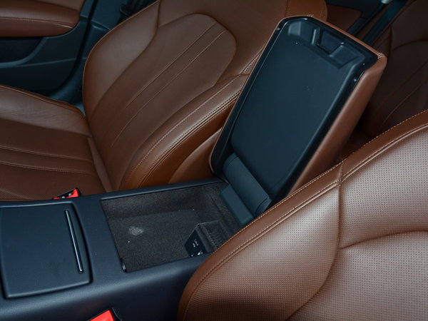 一汽奥迪  50tfsi 前排中央扶手箱