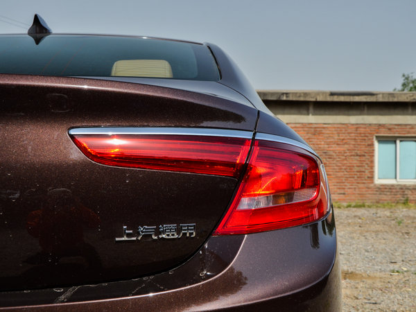 别克  28t 右后尾灯