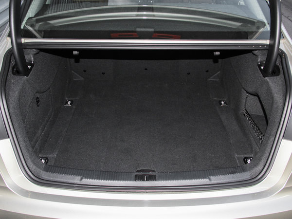 奥迪a6l最低多少钱4s店电话现车优惠让利