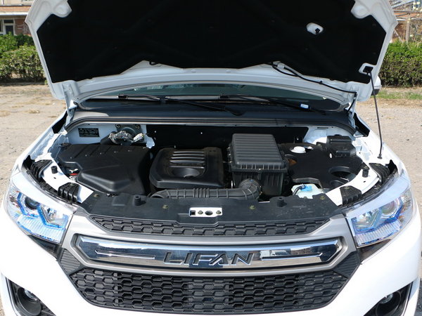 力帆汽车  1.8l 发动机舱
