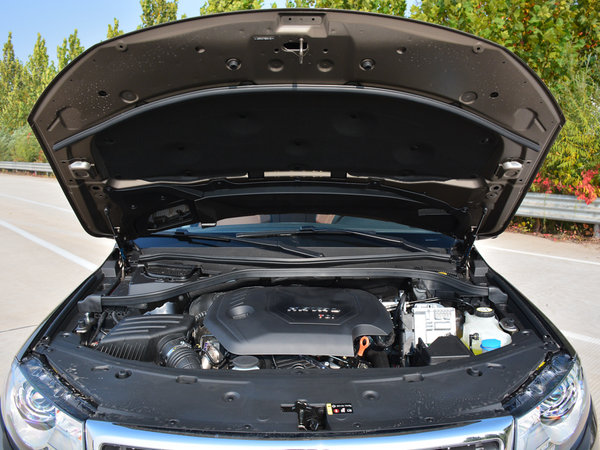 哈弗汽车  2.0t 发动机舱