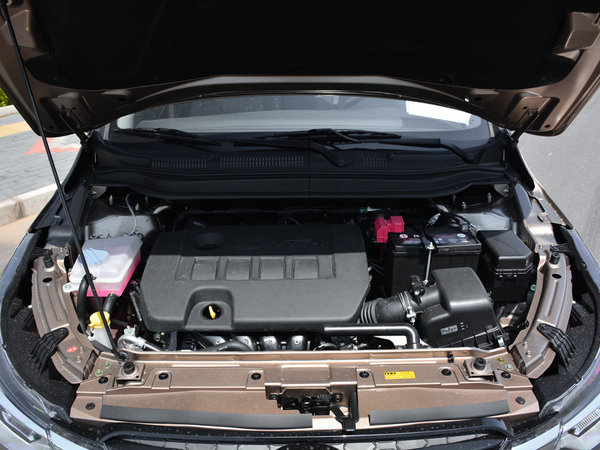 天津一汽  1.8l 发动机舱