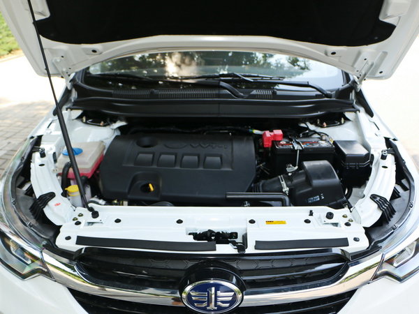 天津一汽  1.8l 发动机舱