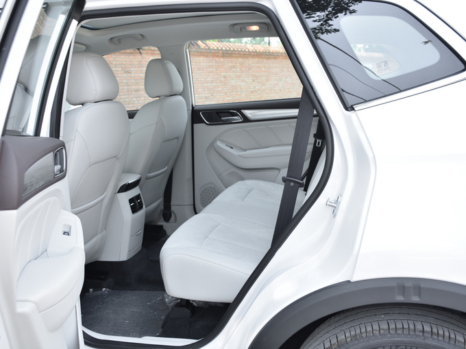 上汽荣威 ERX5 EV400 第二排空间