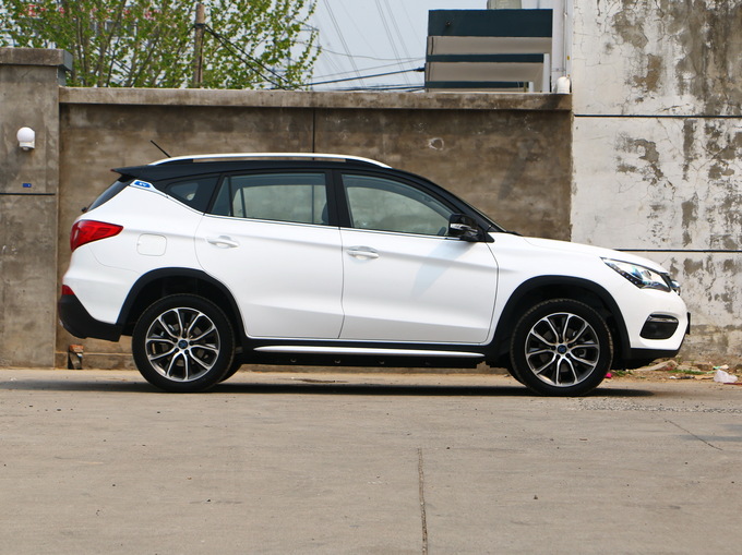 比亚迪 宋EV400 正右侧