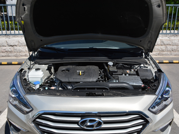 北京现代  1.8l 发动机舱