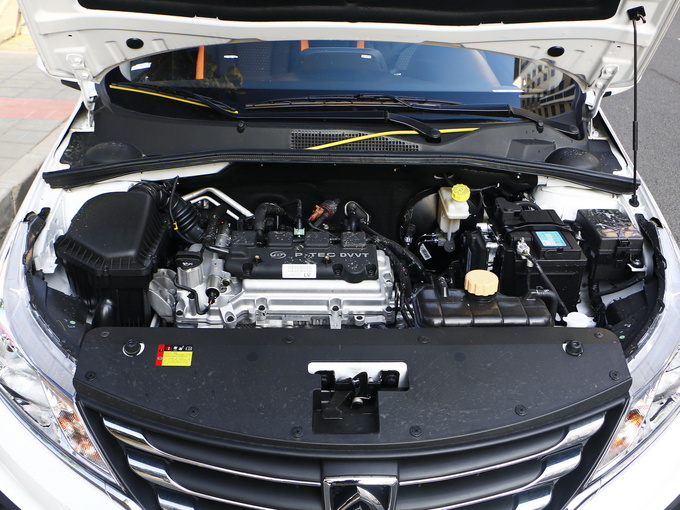 宝骏汽车  1.5l 发动机舱