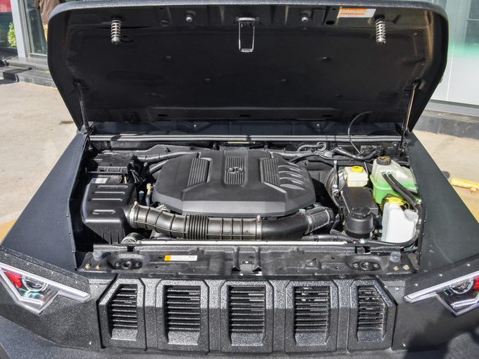 北京汽车  2.3t 发动机舱