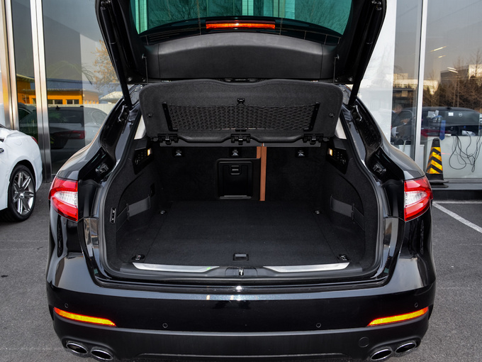 玛莎拉蒂  3.0t 350hp 后备箱