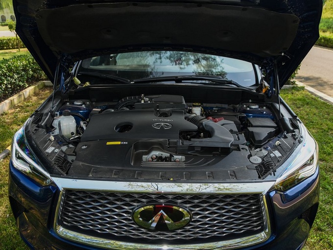 东风英菲尼迪  2.0t 发动机舱