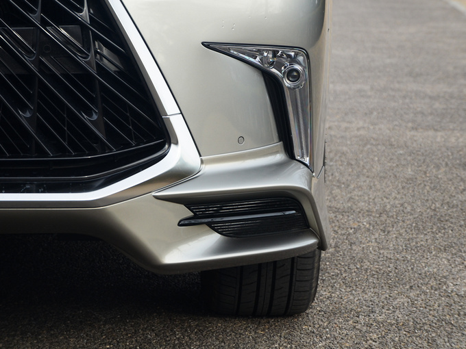 雷克萨斯  570 左前雾灯