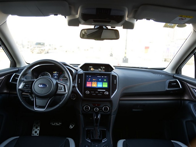 斯巴鲁  2.0i 大中控全景