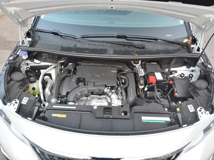 东风标致  350thp 发动机舱