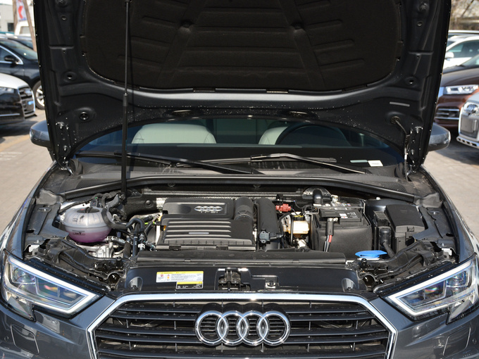 一汽奥迪  sportback 35 tfsi 时尚型 发动机舱