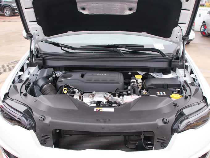 广汽菲克 2.0t 发动机舱