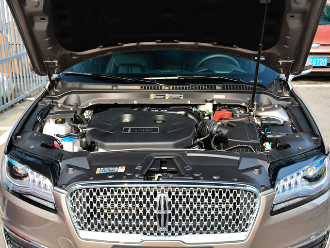 林肯2.0t 尊享版 发动机舱