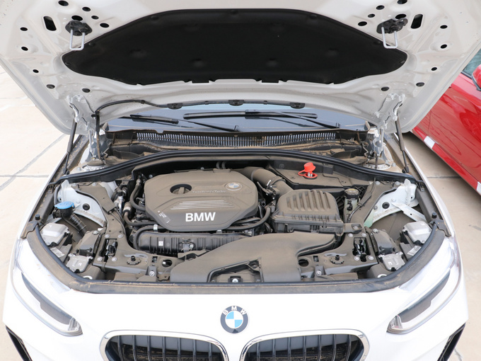 华晨宝马  120i 发动机舱