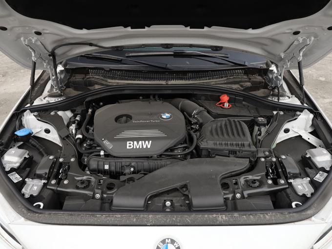 华晨宝马  120i 发动机舱