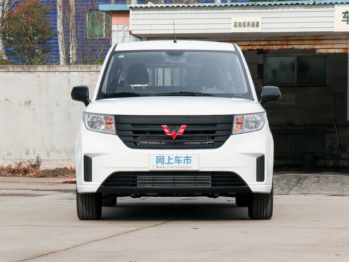 上汽通用五菱  1.5t 手动标准型 正前