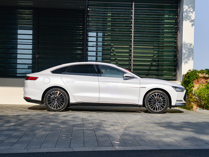 比亚迪  dm 正右侧