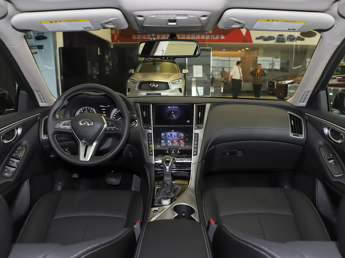 东风英菲尼迪  2.0t 大中控全景