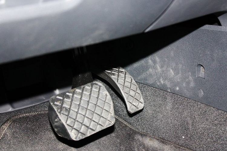 油门脚踏板特写