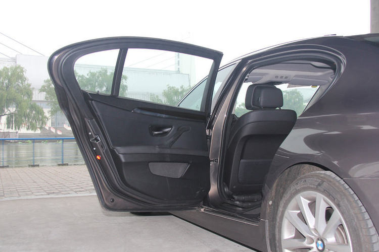 左后车门正视图