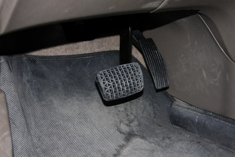 油门脚踏板特写