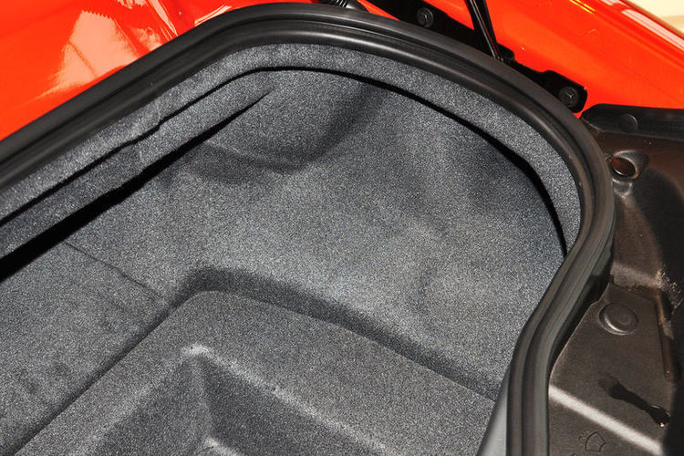 后备箱右侧功能特写