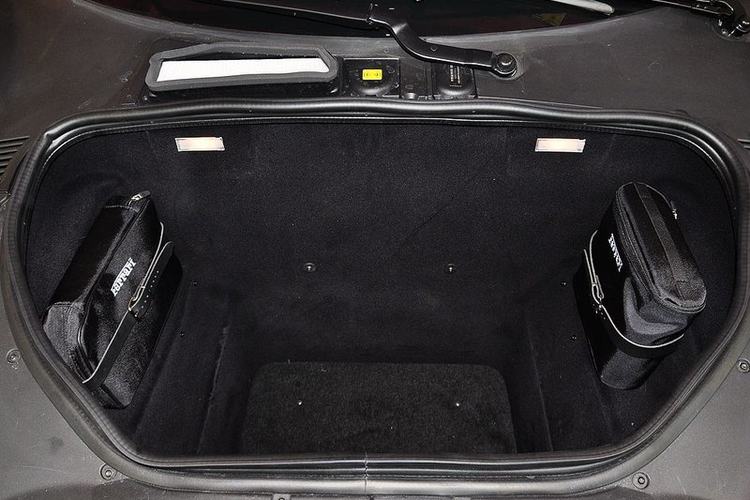 后备箱局部特写