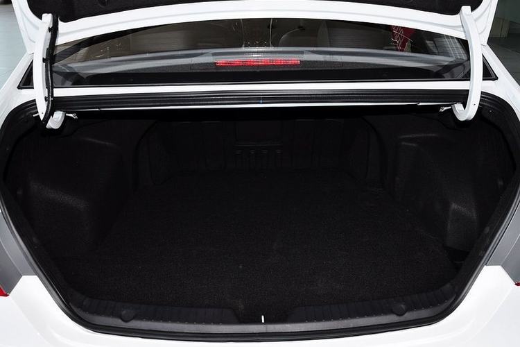 后备箱局部特写