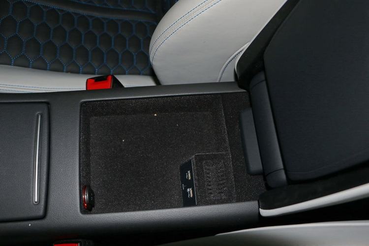 前排中央扶手箱