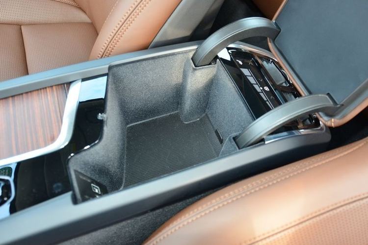 前排中央扶手箱