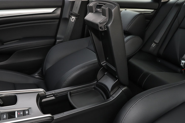 前排中央扶手箱