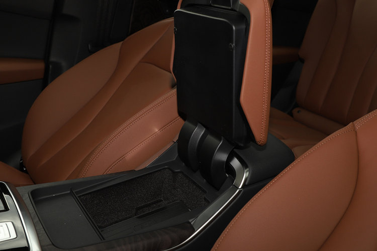 前排中央扶手箱