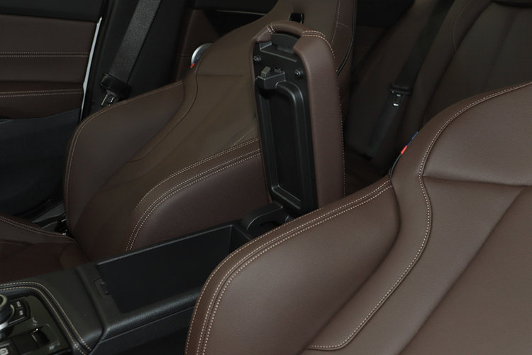 前排中央扶手箱