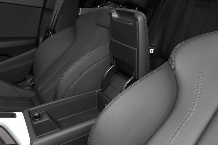 前排中央扶手箱