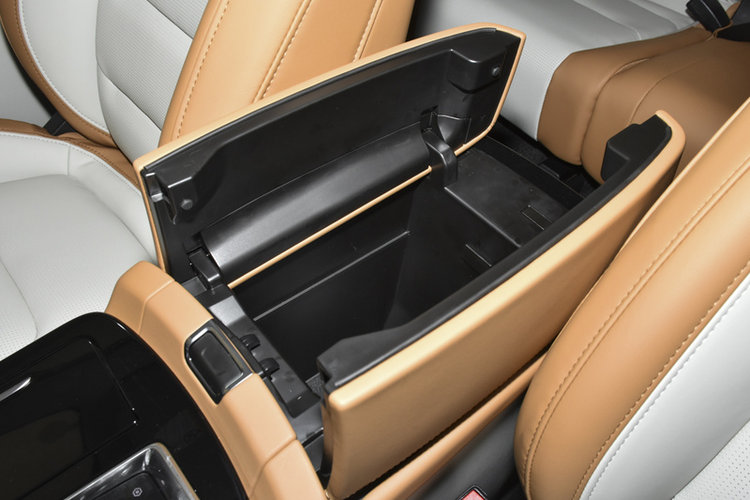 前排中央扶手箱